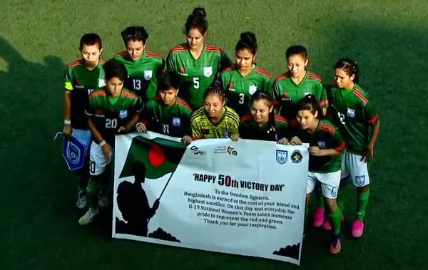 ম্যাচে নামার আগে বিজয় সুবর্ণজয়ন্তীর শুভেচ্ছা জানাচ্ছেন মেয়েরা