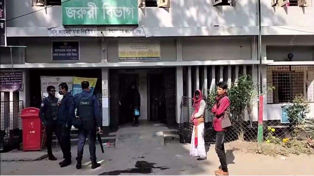 ঢাকার জজকোর্টের সামনে পুলিশ ও সাধারণ মানুষ. Channel i News - চ্যানেল আই নিউজ