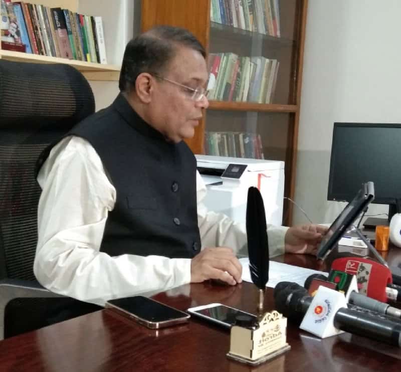 তথ্যমন্ত্রী অফিসে বসে সংবাদ সম্মেলন প্রস্তুত করছেন. Channel i News - চ্যানেল আই নিউজ