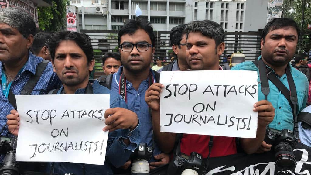সাংবাদিকরা হামলার বিরুদ্ধে প্রতিবাদ জানাচ্ছেন. Channel i News - চ্যানেল আই নিউজ