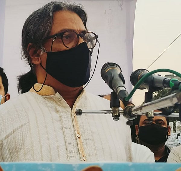 শেখ পরশ নৌকার পক্ষে বক্তব্য দিচ্ছেন, মুখে মাস্ক পরা. Channel i News - চ্যানেল আই নিউজ