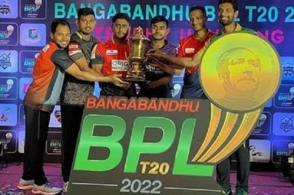 বিপিএল ২০২২ চ্যাম্পিয়ন দল ট্রফি গ্রহণ করছে।. Channel i News - চ্যানেল আই নিউজ