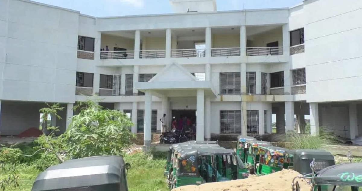 আধুনিক বহুতল ভবনের সামনে অটোরিকশা ও যানবাহন পার্কিং. Channel i News - চ্যানেল আই নিউজ