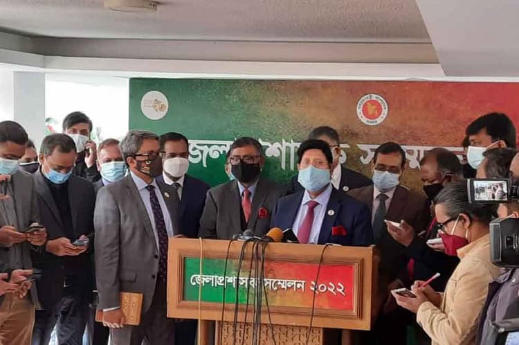 সংবাদ সম্মেলনে স্বাস্থ্যবিধি মানতে অনুরোধ জানানো হচ্ছে. Channel i News - চ্যানেল আই নিউজ