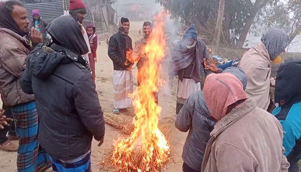জনগণ জ্বালানি ও মূল্যবৃদ্ধির প্রতিবাদে আগুন জ্বালাচ্ছেন।. Channel i News - চ্যানেল আই নিউজ