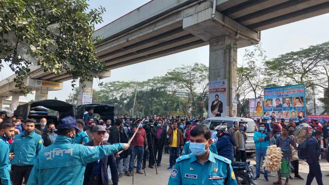উপচেপড়া ভিড় ও পুলিশ সদস্যরা এফডিসিতে শিল্পী সমিতির নির্বাচনে. Channel i News - চ্যানেল আই নিউজ