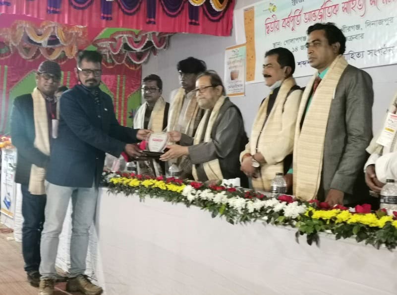 দিনাজপুরের সাহিত্য সম্মেলনে অতিথিদের স্বাগত জানানো হচ্ছে. Channel i News - চ্যানেল আই নিউজ