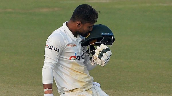 ক্রিকেটার লিটন দাস তার হেলমেটের দিকে তাকাচ্ছেন. Channel i News - চ্যানেল আই নিউজ