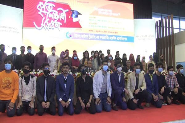 শিক্ষার্থীদের বৃত্তি প্রদান অনুষ্ঠানে অংশগ্রহণকারী শিক্ষার্থীরা. Channel i News - চ্যানেল আই নিউজ