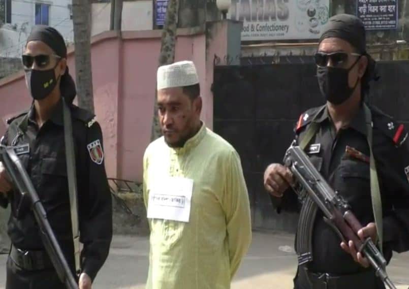 আটক ব্যক্তির সঙ্গে দুই পুলিশ সদস্য, নিরাপত্তা বাহিনী মোতায়েন. Channel i News - চ্যানেল আই নিউজ