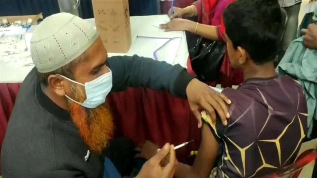 শিক্ষার্থীদের টিকা নেওয়ার জন্য মাইকিং করে একজন ব্যক্তি. Channel i News - চ্যানেল আই নিউজ