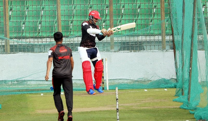 সাকিব ব্যাটিং অনুশীলন করছে, পেছনে ফিল্ডার দাঁড়িয়ে. Channel i News - চ্যানেল আই নিউজ