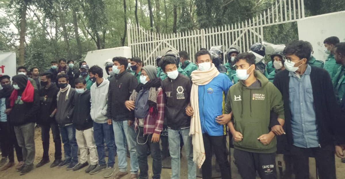 শাবিপ্রবি শিক্ষার্থীরা বাসভবন ঘেরাও করে বিদ্যুৎ সংযোগ বিচ্ছিন্ন করে. Channel i News - চ্যানেল আই নিউজ