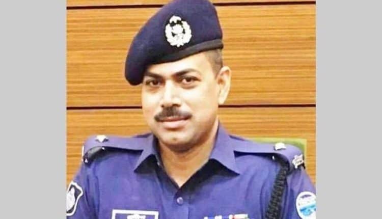 বাংলাদেশ পুলিশ কর্মকর্তা ওসি প্রদীপের ছবি, পুলিশ ইউনিফর্মে. Channel i News - চ্যানেল আই নিউজ
