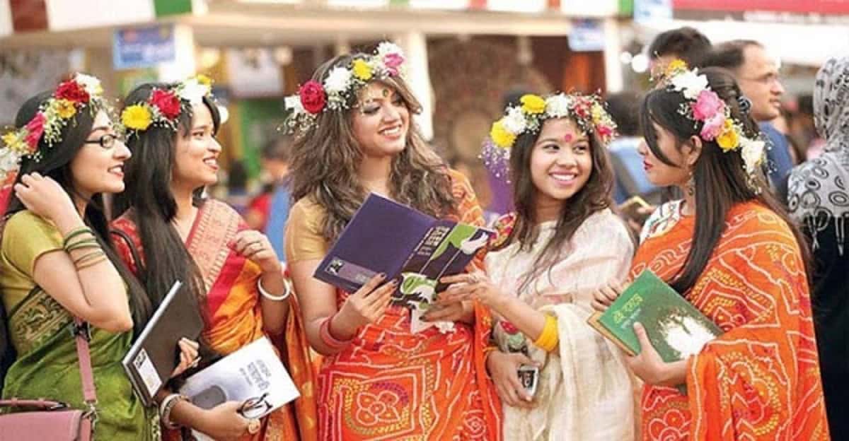 বাংলাদেশের নারীরা বই পড়ে, ফুলের মালা পরে, উৎসবমুখর পরিবেশে. Channel i News - চ্যানেল আই নিউজ