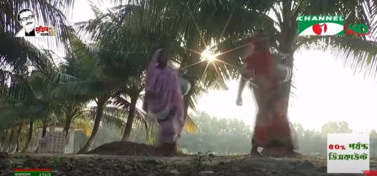 উপকূলের পানির সংকটের কারণে মানুষ পানির জন্য সংগ্রাম করছে. Channel i News - চ্যানেল আই নিউজ