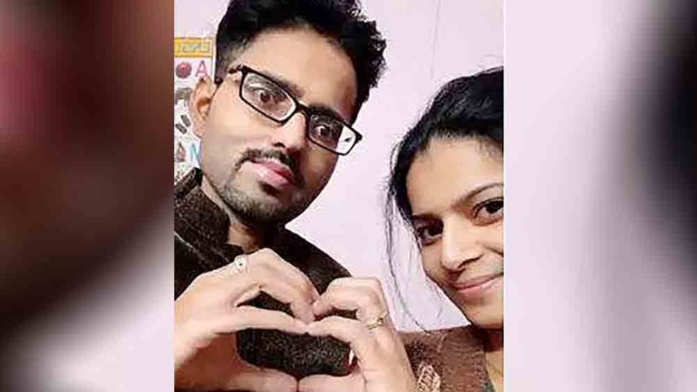 দম্পতি প্রেমের জন্য হৃদয় আকারে হাত তৈরি করছে. Channel i News - চ্যানেল আই নিউজ