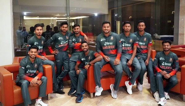 বাংলাদেশ ক্রিকেট দলের খেলোয়াড়রা বিশ্রামে বসে ছবি তুলছে. Channel i News - চ্যানেল আই নিউজ