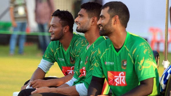 বাংলাদেশ ক্রিকেট দলের খেলোয়াড়রা মাঠে বসে বিশ্রাম নিচ্ছেন. Channel i News - চ্যানেল আই নিউজ