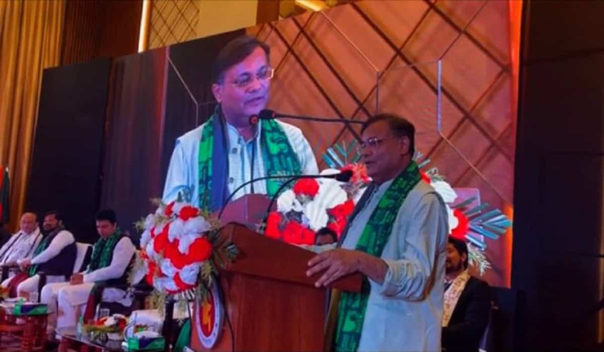 তথ্যমন্ত্রী ভাষণ দিচ্ছেন, পেছনে বড় পর্দায় ভিডিও প্রদর্শিত হচ্ছে. Channel i News - চ্যানেল আই নিউজ