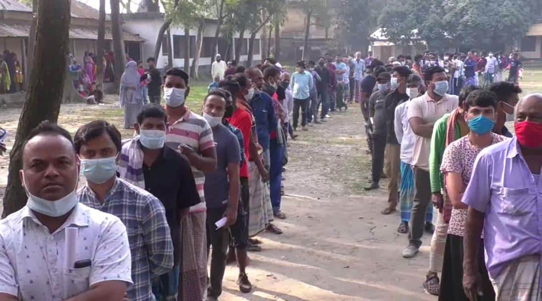 বাংলাদেশে মানুষ টিকা নিতে দীর্ঘ লাইনে দাঁড়িয়ে. Channel i News - চ্যানেল আই নিউজ