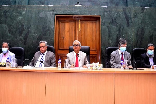 বিশ্ববিদ্যালয় প্রশাসনের সভা, কর্মকর্তারা মুখে মাস্ক পরে বসে. Channel i News - চ্যানেল আই নিউজ