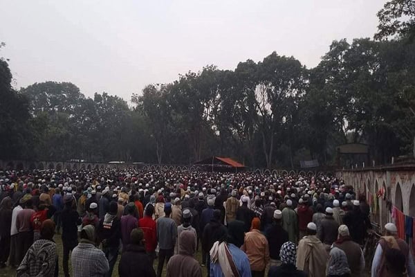 বৃহৎ সংখ্যক মানুষ মুক্তিযোদ্ধার জন্য জানাজা পড়ছে. Channel i News - চ্যানেল আই নিউজ