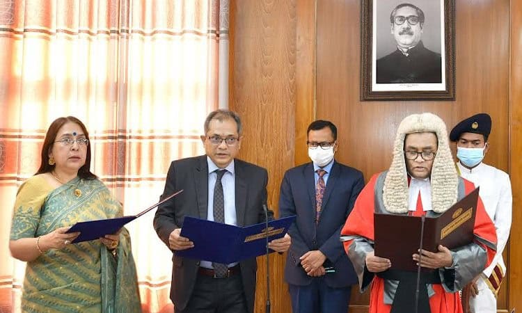 নতুন সদস্যদের শপথ গ্রহণের সময় সরকারী কর্ম কমিশন. Channel i News - চ্যানেল আই নিউজ