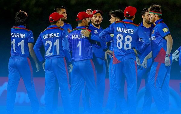 বাংলাদেশ ক্রিকেট দলের খেলোয়াড়রা মাঠে একত্রিত হয়ে আলোচনা করছে. Channel i News - চ্যানেল আই নিউজ