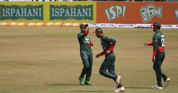 বাংলাদেশ ক্রিকেট দলের খেলোয়াড়রা মাঠে আনন্দে উদযাপন করছে. Channel i News - চ্যানেল আই নিউজ