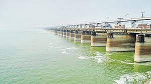 ঢাকার পাটুরিয়া ফেরিঘাটের দৃশ্য, নদীতে যানবাহন ও ফেরি চলাচল. Channel i News - চ্যানেল আই নিউজ