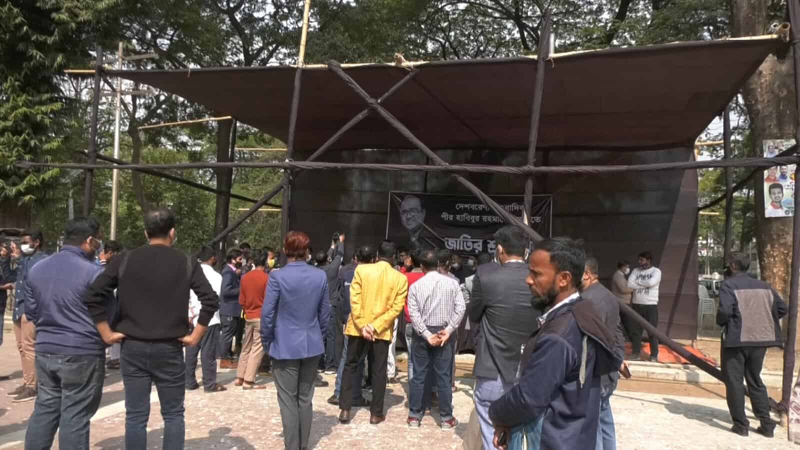 জনতা একত্রিত হয়ে বঙ্গবন্ধুর প্রতিকৃতিতে শ্রদ্ধা জানাচ্ছে।. Channel i News - চ্যানেল আই নিউজ