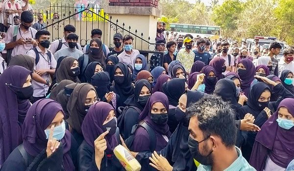 মধ্যপ্রদেশে হিজাব বিতর্কে বিক্ষোভরত নারীরা মুখোশ পরা. Channel i News - চ্যানেল আই নিউজ