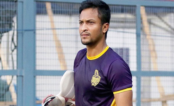 বাংলাদেশি ক্রিকেটার মাঠে প্রস্তুত, ক্যাচের জন্য অপেক্ষা করছে. Channel i News - চ্যানেল আই নিউজ