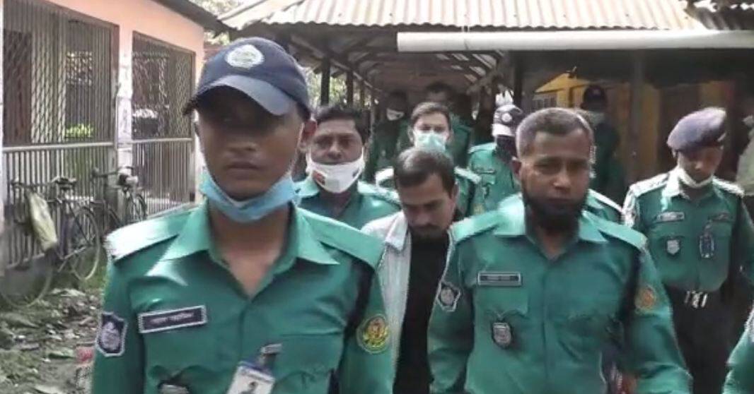 বাংলাদেশ পুলিশ সদস্যরা জেলখানার বাইরে নিরাপত্তা ব্যবস্থা গ্রহণ করছে।. Channel i News - চ্যানেল আই নিউজ