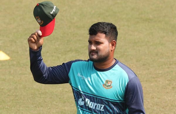 বাংলাদেশ ক্রিকেটার ইয়াসির হোসেন ক্যাপটি তুলে ধরছেন. Channel i News - চ্যানেল আই নিউজ