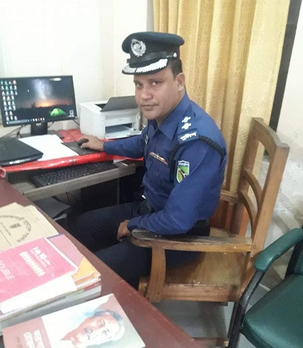 বাংলাদেশ হাইওয়ে পুলিশের এসআই অফিসে বসে কাজ করছেন. Channel i News - চ্যানেল আই নিউজ