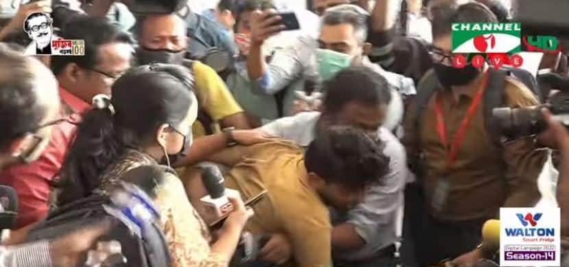 জনপ্রিয় ব্যক্তির সঙ্গে ভিড়ের মধ্যে ধাক্কাধাক্কি ও উত্তেজনা. Channel i News - চ্যানেল আই নিউজ