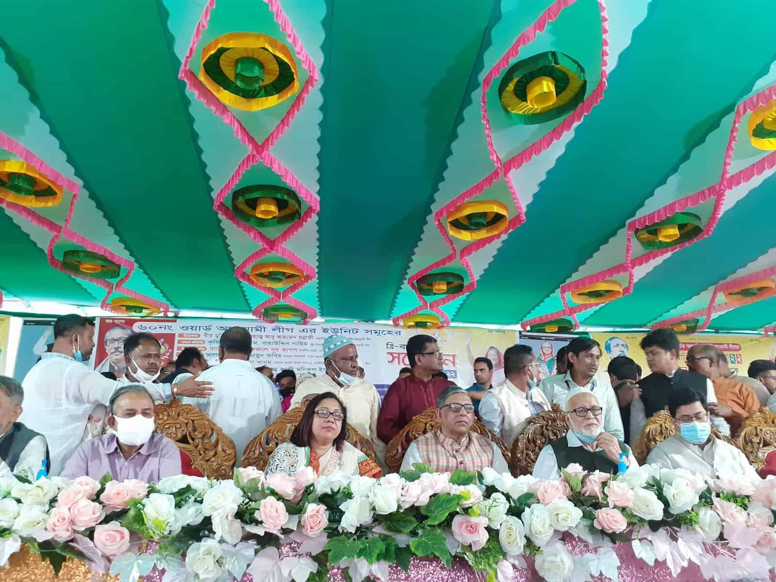 বিএনপি নেতাদের সমাবেশে উপস্থিত নেতারা আলোচনা করছেন. Channel i News - চ্যানেল আই নিউজ