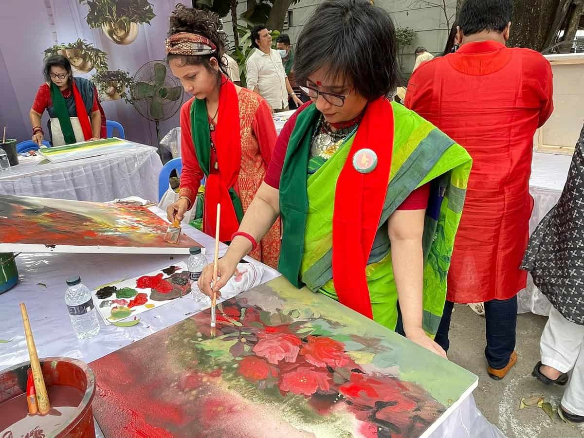 মুক্তিযুদ্ধের স্মৃতির প্রতি শ্রদ্ধা জানাতে রং তুলিতে ছবি আঁকছেন নারী ও শিশু. Channel i News - চ্যানেল আই নিউজ