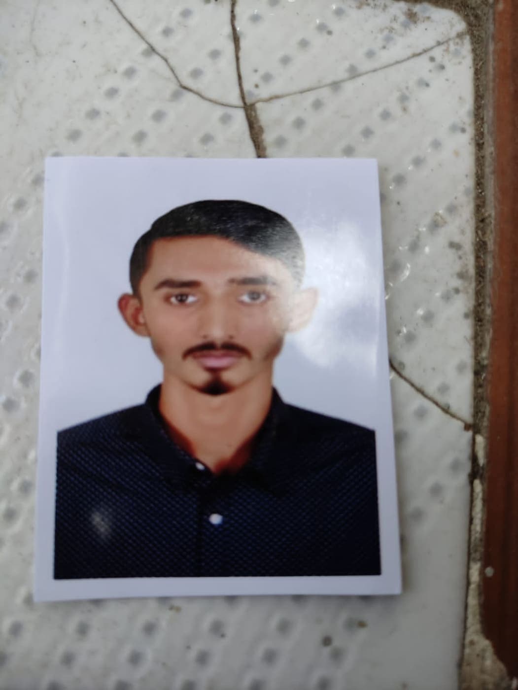 প্রয়াত ব্যক্তির ছবি, কালো পোশাক পরিহিত পুরুষের ছবি. Channel i News - চ্যানেল আই নিউজ