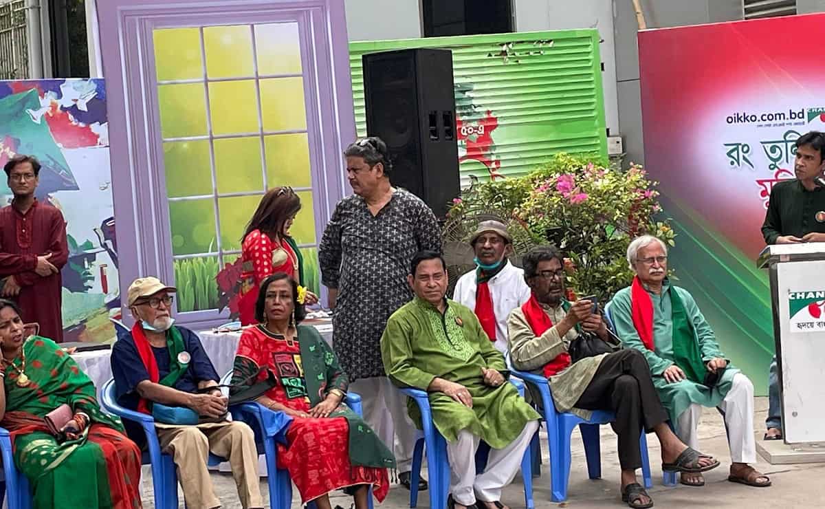 বিভিন্ন বয়সের মানুষ মুক্তিযুদ্ধের স্মৃতি ও সাংস্কৃতিক অনুষ্ঠানে অংশগ্রহণ করছে. Channel i News - চ্যানেল আই নিউজ