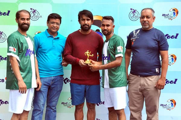চ্যাম্পিয়ন দলের খেলোয়াড়রা ট্রফি গ্রহণ করছে কোয়ার্টার ফাইনাল অনুষ্ঠানে. Channel i News - চ্যানেল আই নিউজ