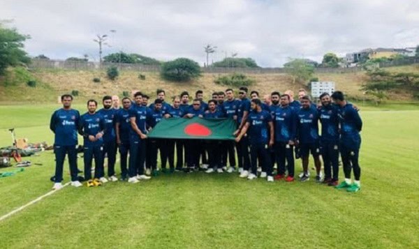 বাংলাদেশ জাতীয় ফুটবল দল অনুশীলনে জাতীয় পতাকা নিয়ে দাঁড়িয়ে. Channel i News - চ্যানেল আই নিউজ