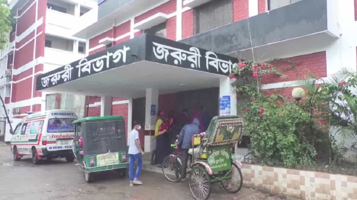 জরুরি বিভাগে রোগীদের জন্য অপেক্ষমাণ মানুষ ও যানবাহন. Channel i News - চ্যানেল আই নিউজ