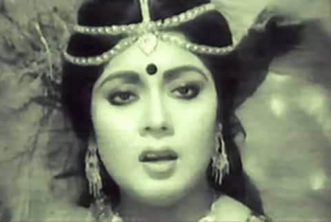 দিলারা চরিত্রে একজন নারী, ঐতিহ্যবাহী পোশাক ও গহনা পরা. Channel i News - চ্যানেল আই নিউজ