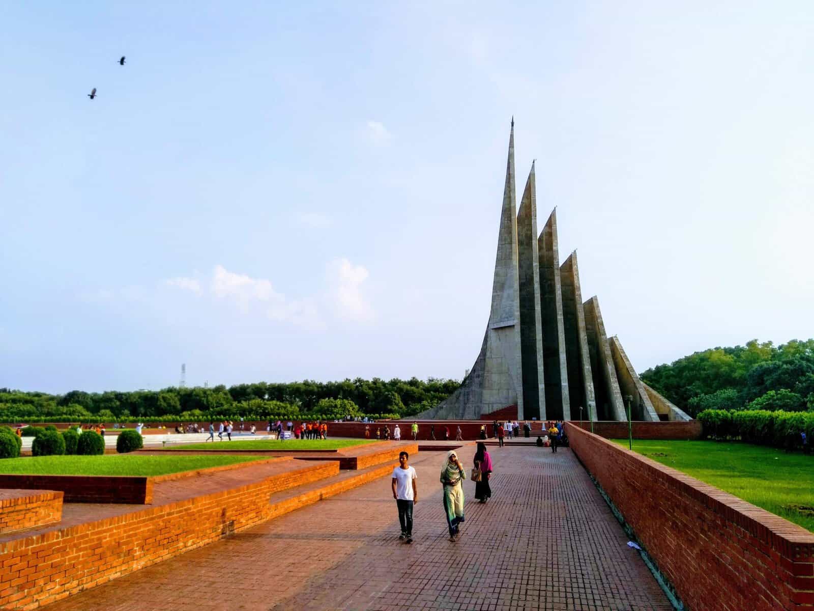 জাতীয় স্মৃতিসৌধের দর্শনার্থীরা শান্তিপূর্ণভাবে ঘুরে দেখছেন।. Channel i News - চ্যানেল আই নিউজ
