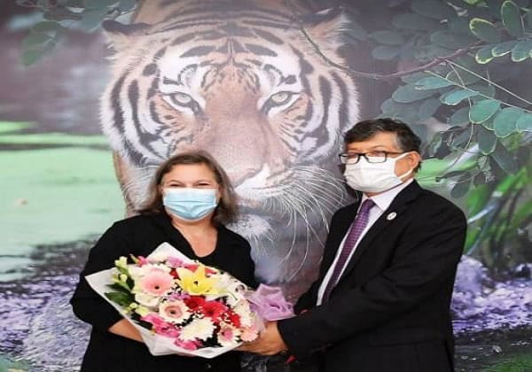 যুক্তরাষ্ট্রের আন্ডার সেক্রেটারি ঢাকায়, নারী ও পুরুষের মধ্যে শুভেচ্ছা বিনিময়. Channel i News - চ্যানেল আই নিউজ