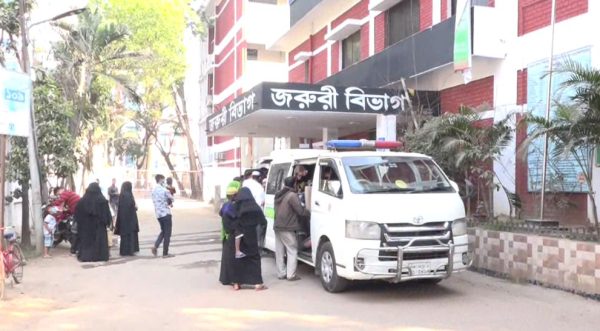ব্রাহ্মণবাড়িয়ায় দুর্ঘটনায় নিহতের জন্য শোক প্রকাশ করছে পুলিশ ও স্থানীয়রা. Channel i News - চ্যানেল আই নিউজ