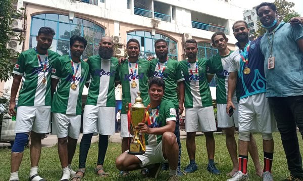 চ্যানেল আই ক্রিকেট দল বিজয়ী, ট্রফি হাতে, উল্লাসে ভরা. Channel i News - চ্যানেল আই নিউজ